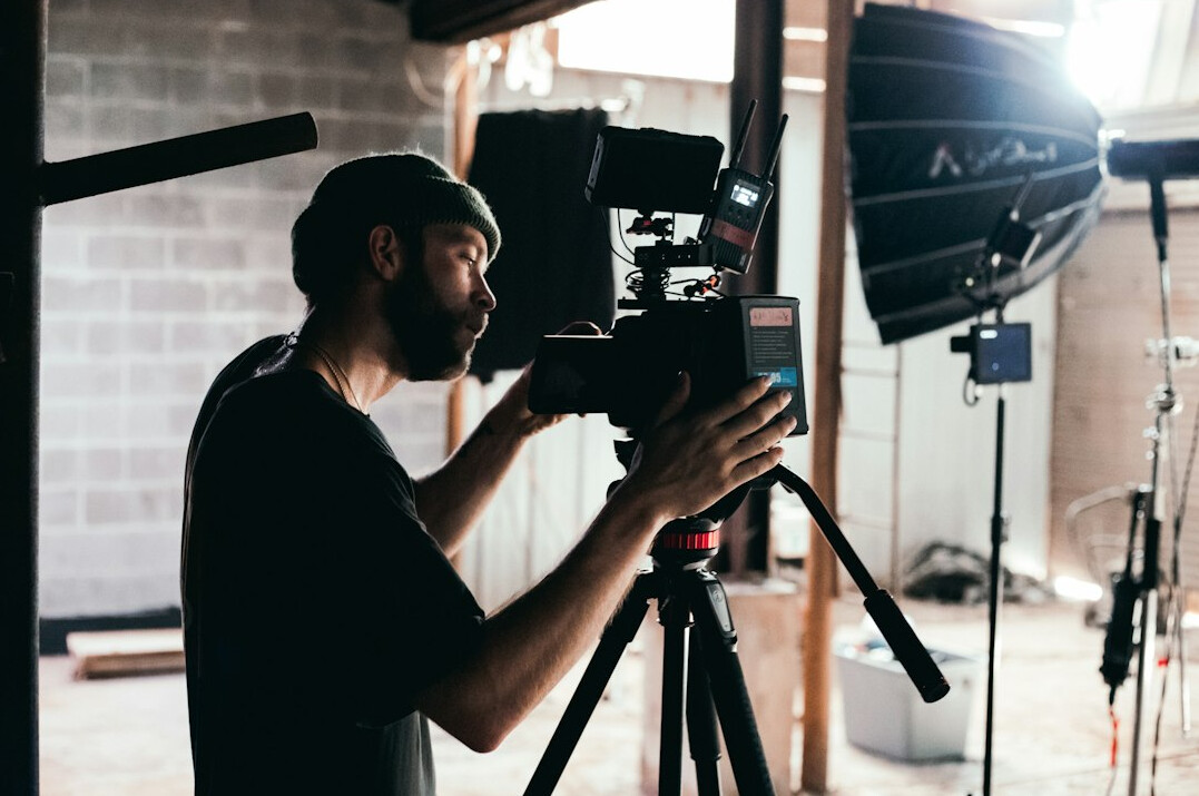 filmmaker directing actors